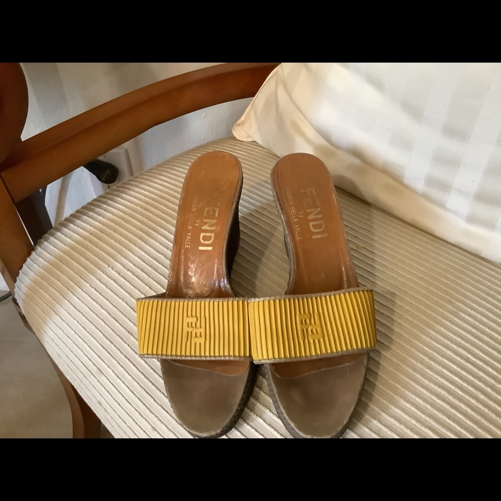 👡𝗛𝗢𝗦𝗧 𝗣𝗜𝗖𝗞👡RARE VINTAGE FENDI SANDALS